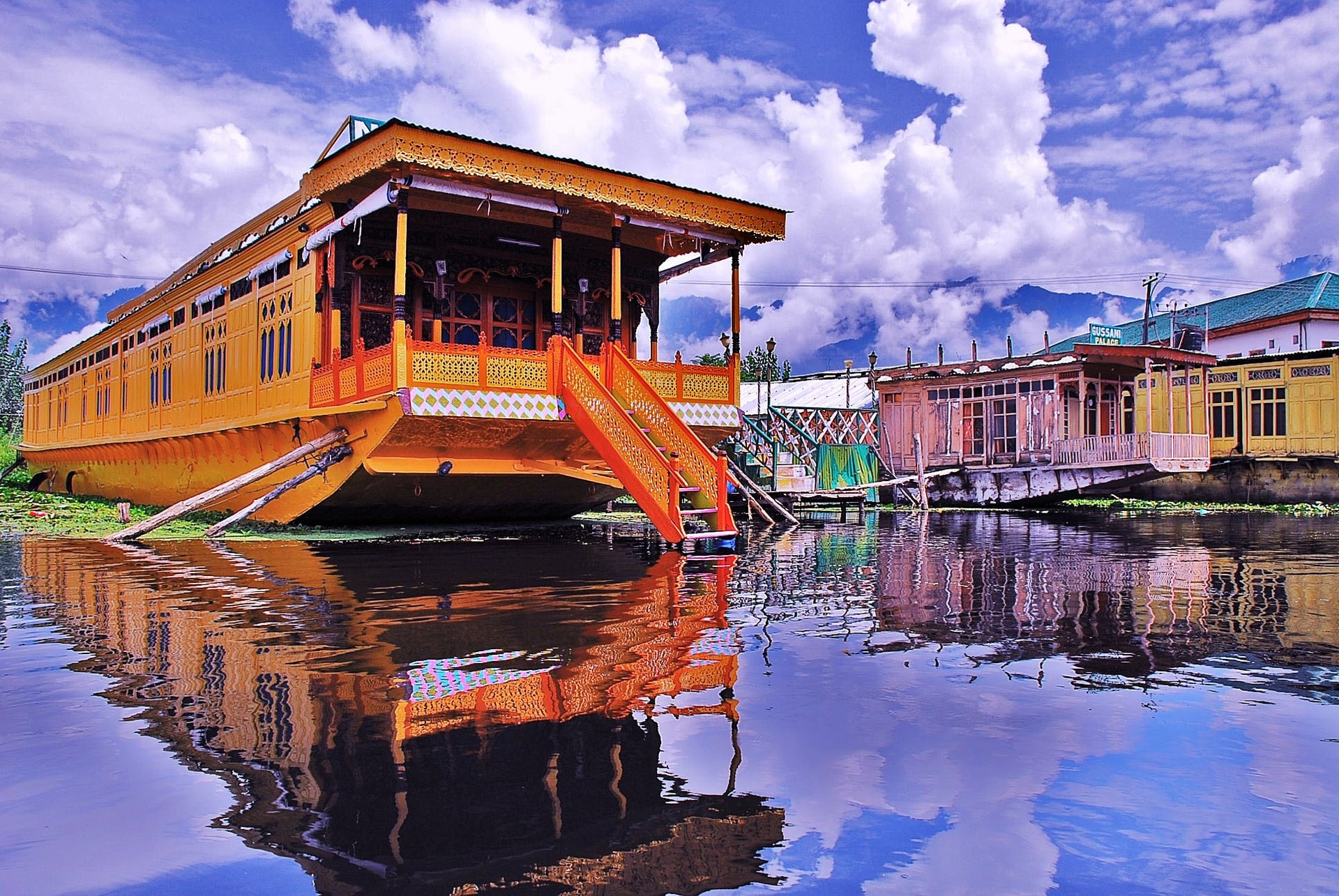 Hotels & Car Rentals in Kashmir